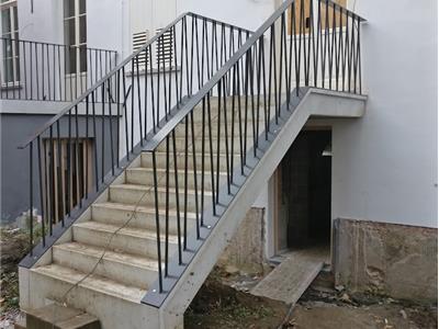 Sierlijke trapleuning in metaal