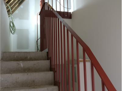 Trapleuning in metaal