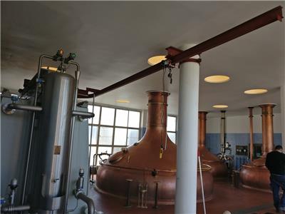 Metalen lift brouwzaal