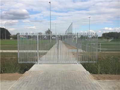 Pivoterende stalen poort dicht