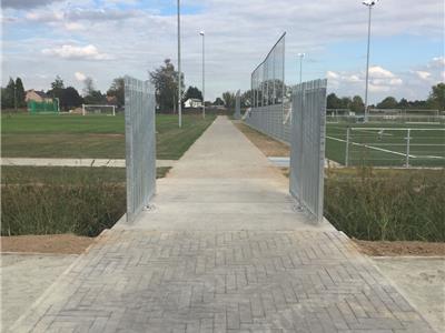 Pivoterende stalen poort open