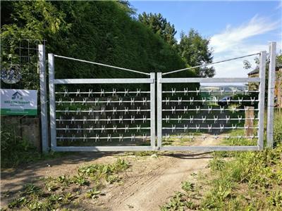 Metalen poort met schrikdraad