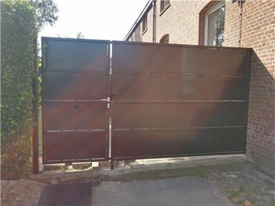 Metalen tuinafscherming met deur